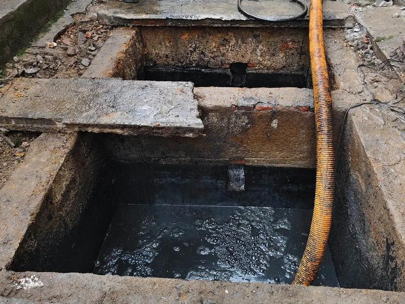 藤子清理化粪池